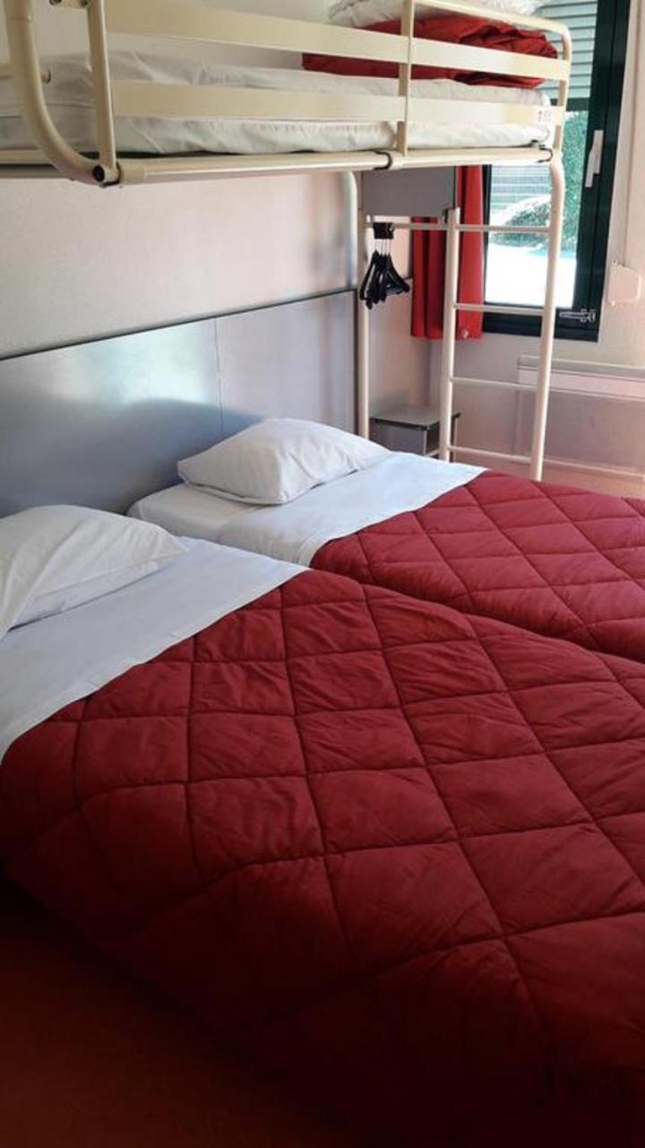 Triple Room 3 Singles Beds