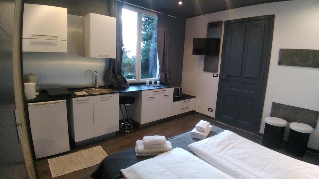 Studio (2 Adults),749811059:JPEG