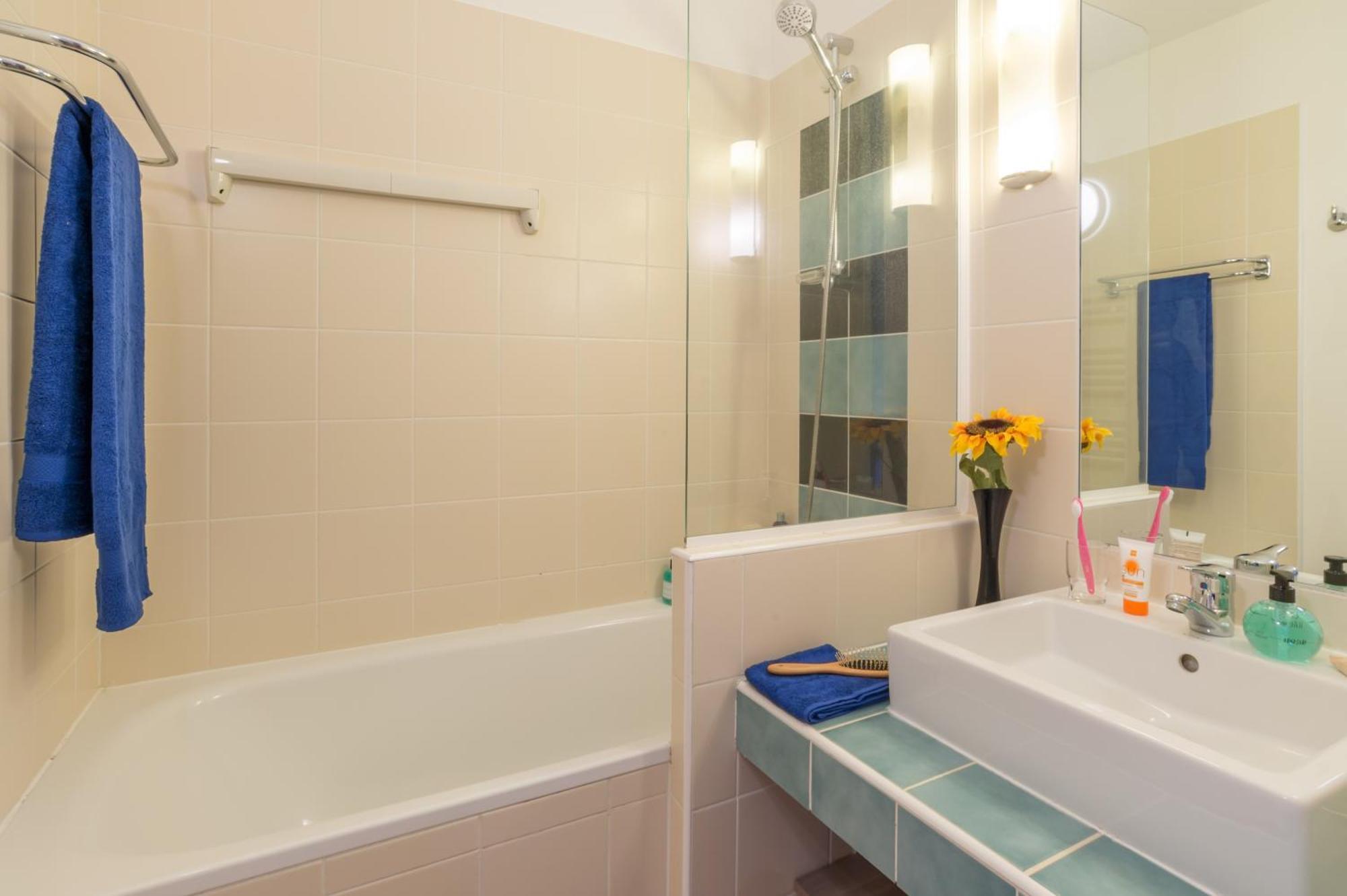 Superior One-Bedroom Apartment with Terrace or Balcony (5 People)