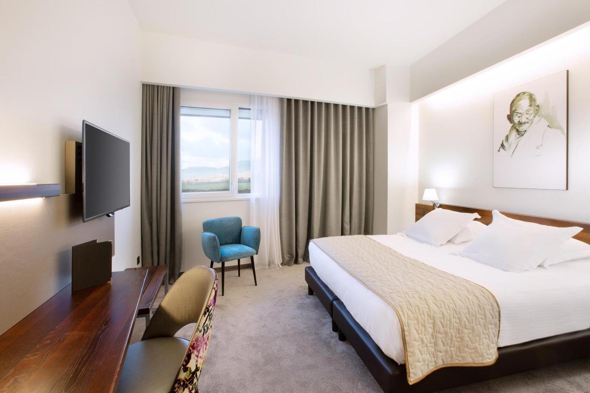 Executive King Room King Bed Vineyard Castle View