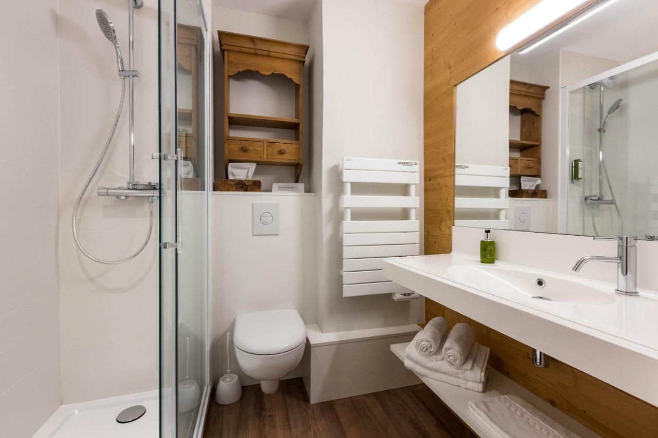 Double Room Short