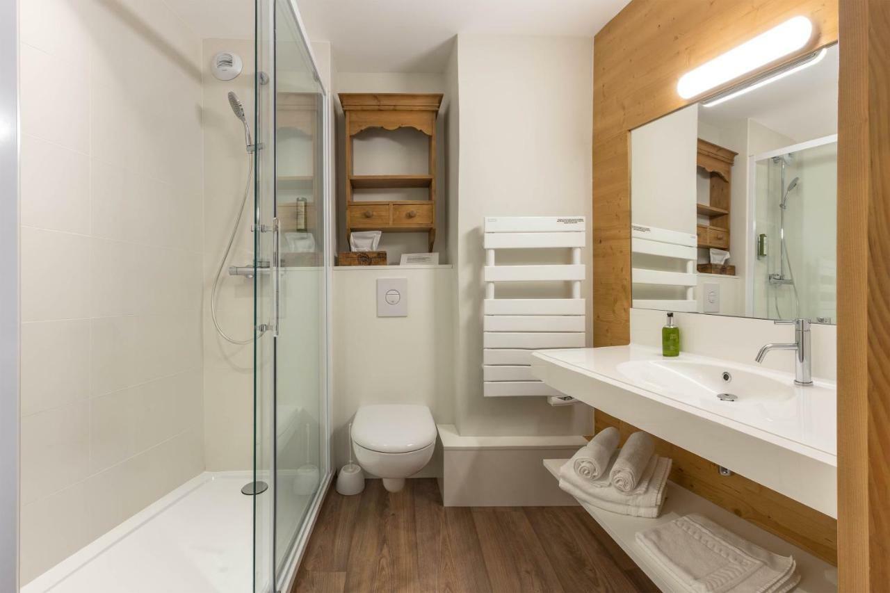Double Room Short