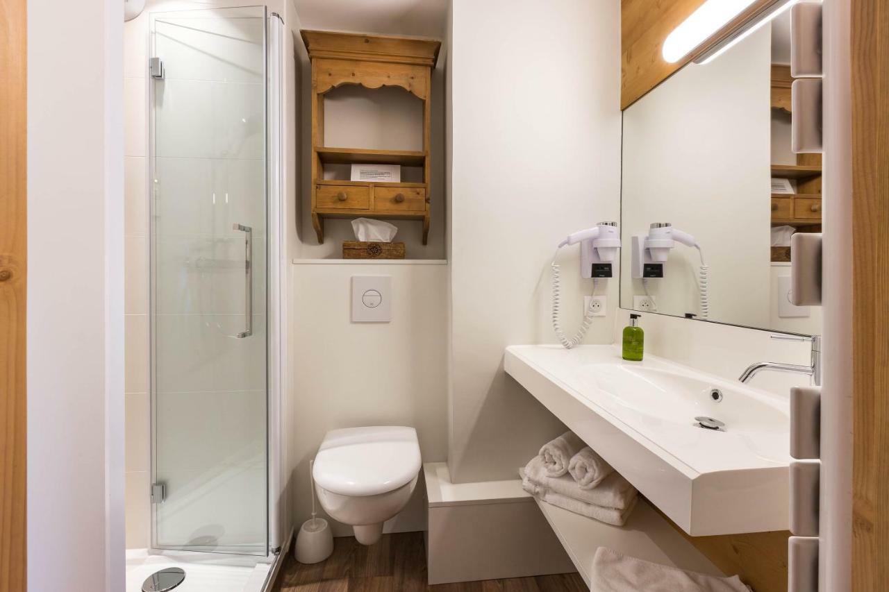Double Room Short