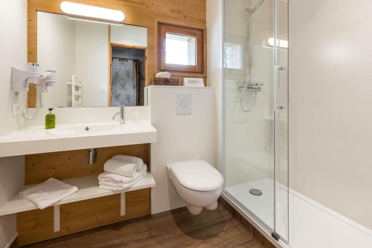 Double Room Short