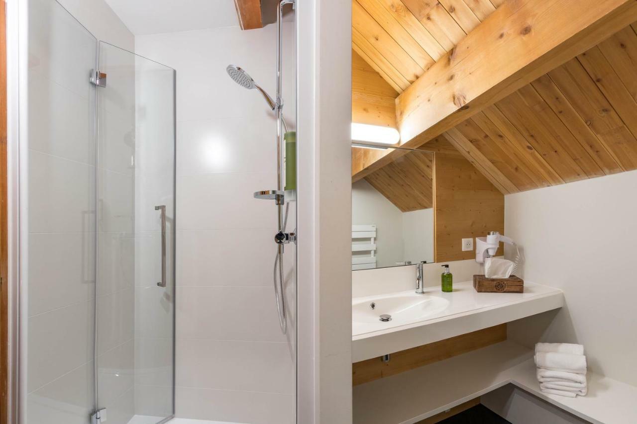 Double Room Short