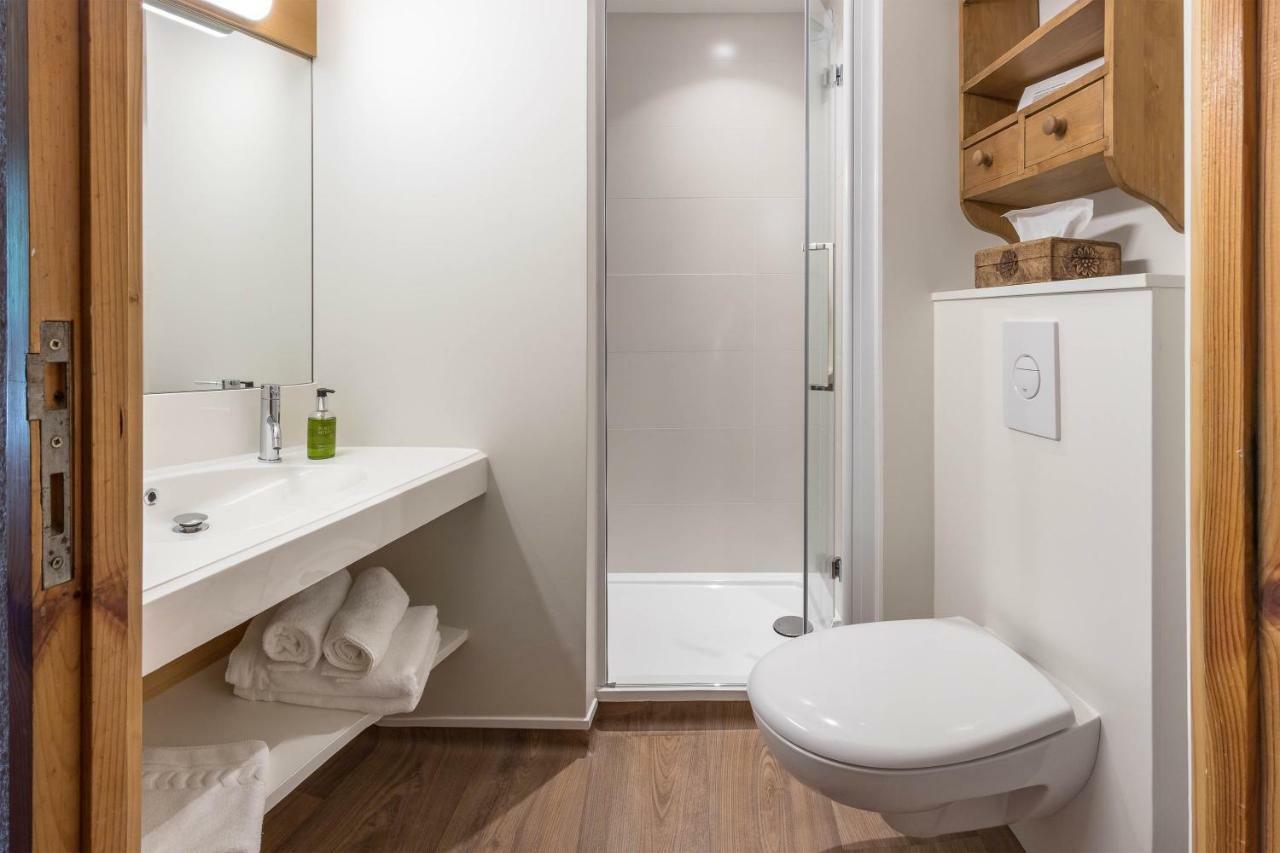 Double Room Short