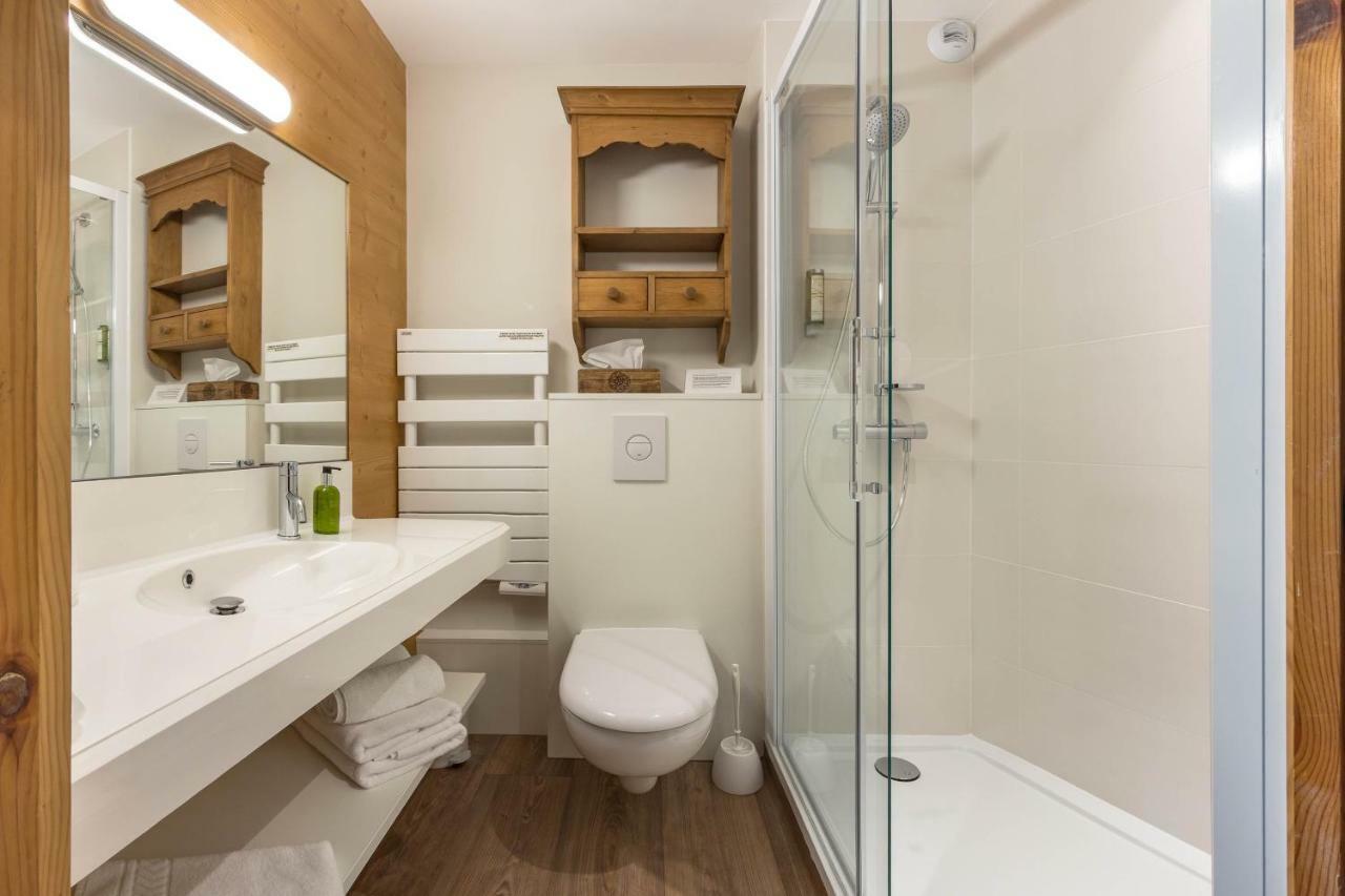 Double Room Short