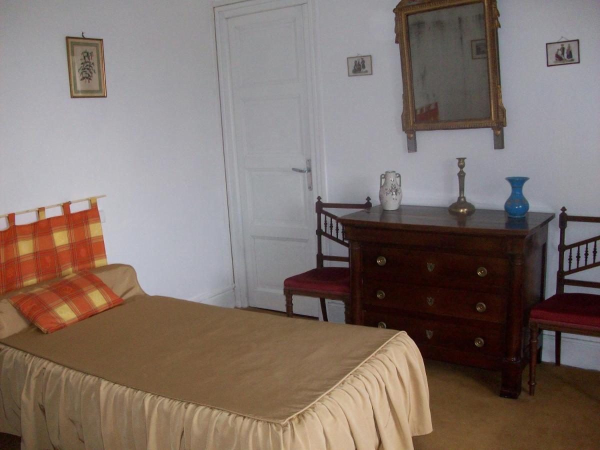 Esclamonde Family Room