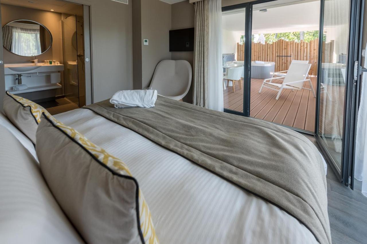 Deluxe Suite Spa Bath