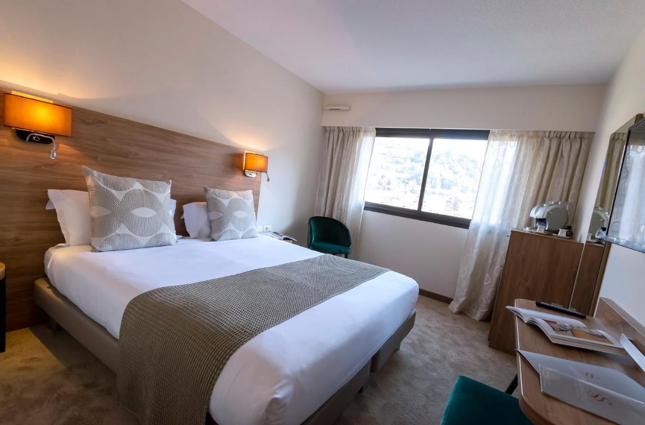 Quarto Clássico com Cama de Casal ou 2 de Solteiro