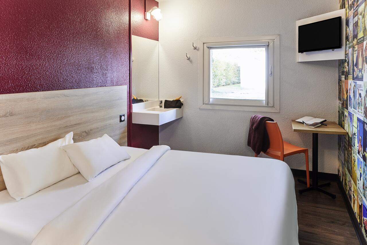 Tandem Room for up to Two Travelers
