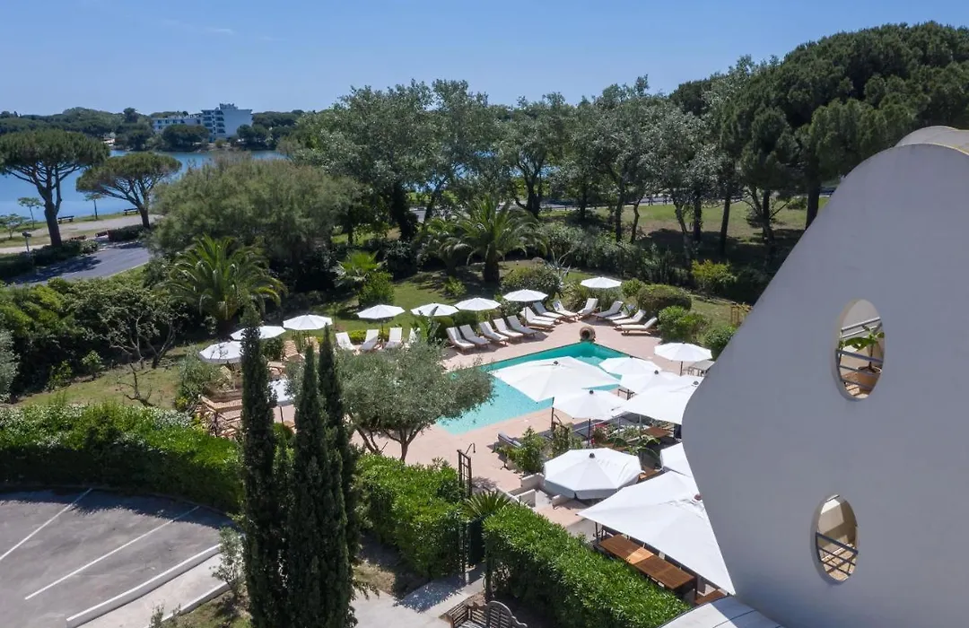 Golf Hotel-1