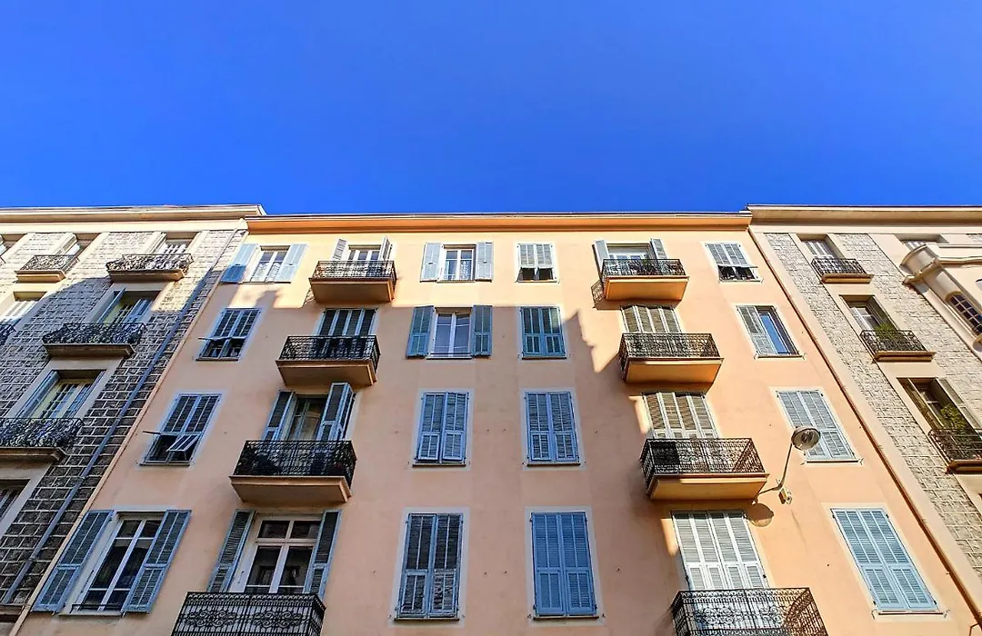 Nestor&Jeeves - Cote Jardin - Central - Close Sea-1