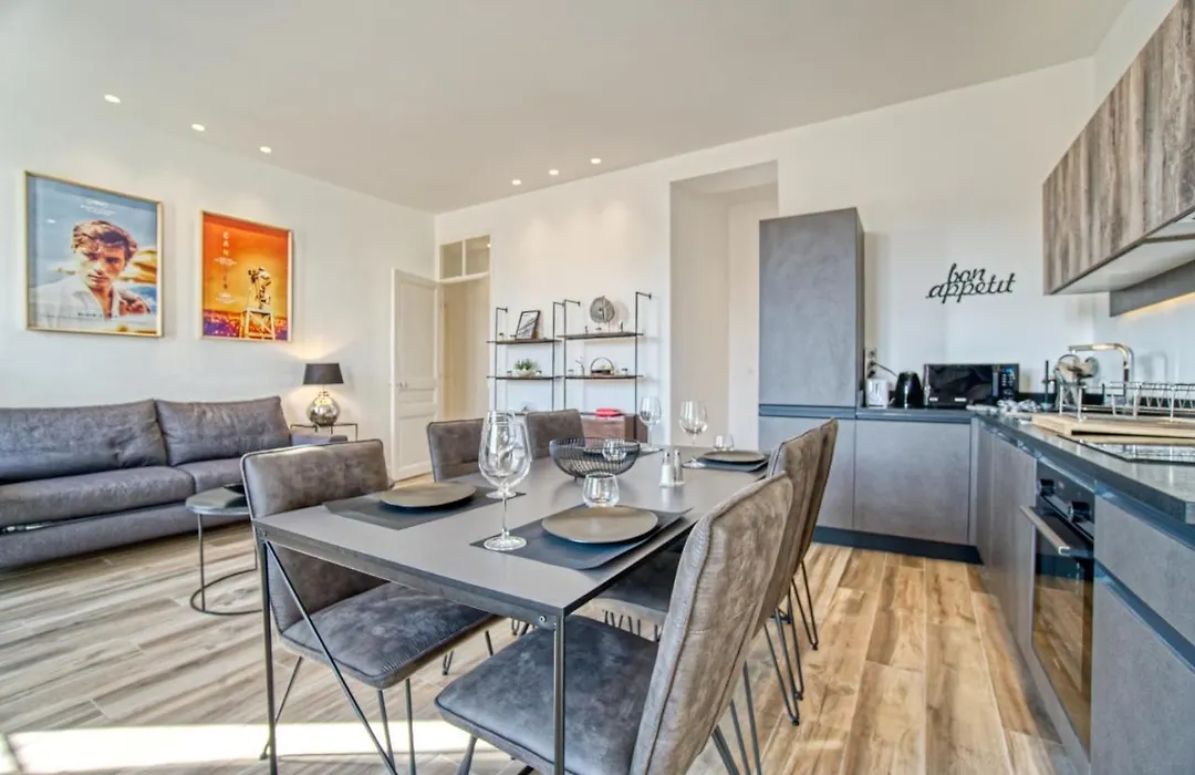 Superbe 3 Pieces Refait A Neuf Classe 4 Etoiles Avec Ascenseur Et Balcon A Pied De La Plage Et Du Palais Des Festivals-1