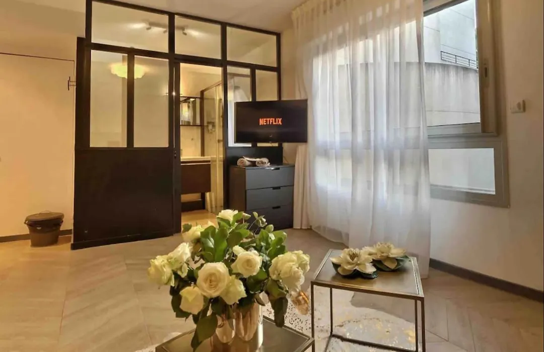 Beautiful Fully Renovated Centrally Located Studio-1