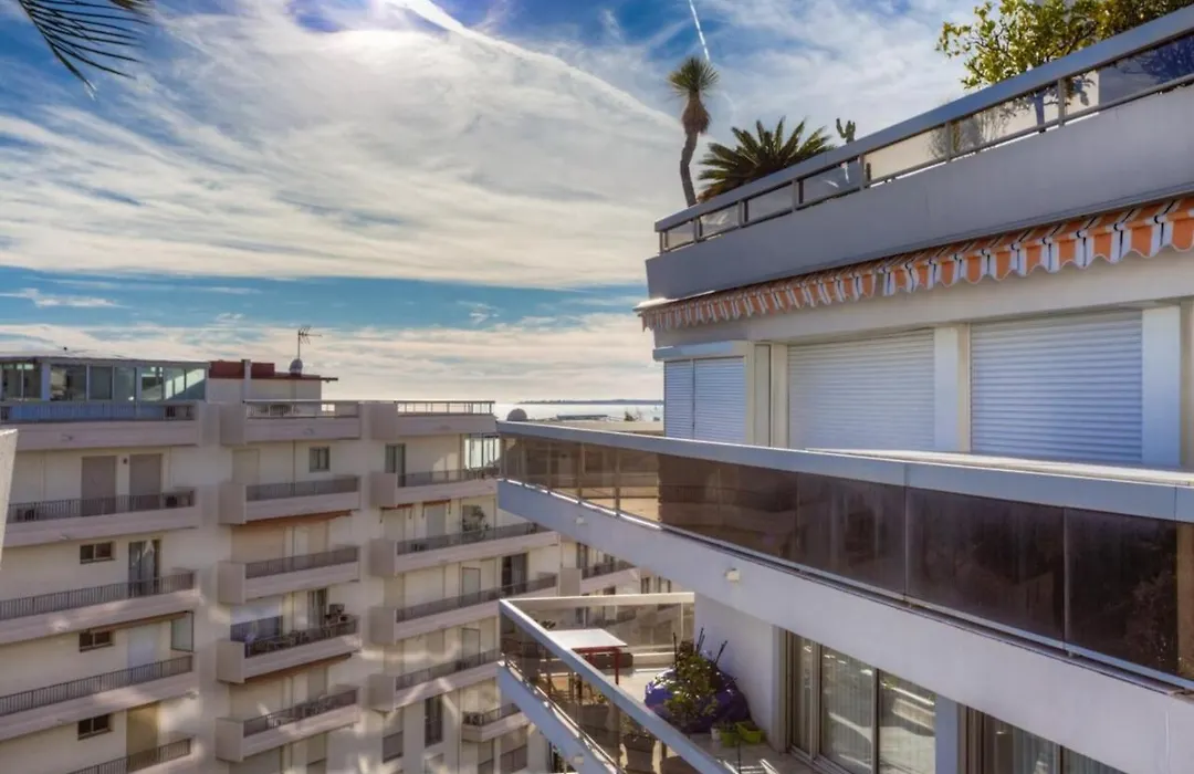 Air-Conditioned Apartment Near The Beaches With Furnished Terrace & Garage-1