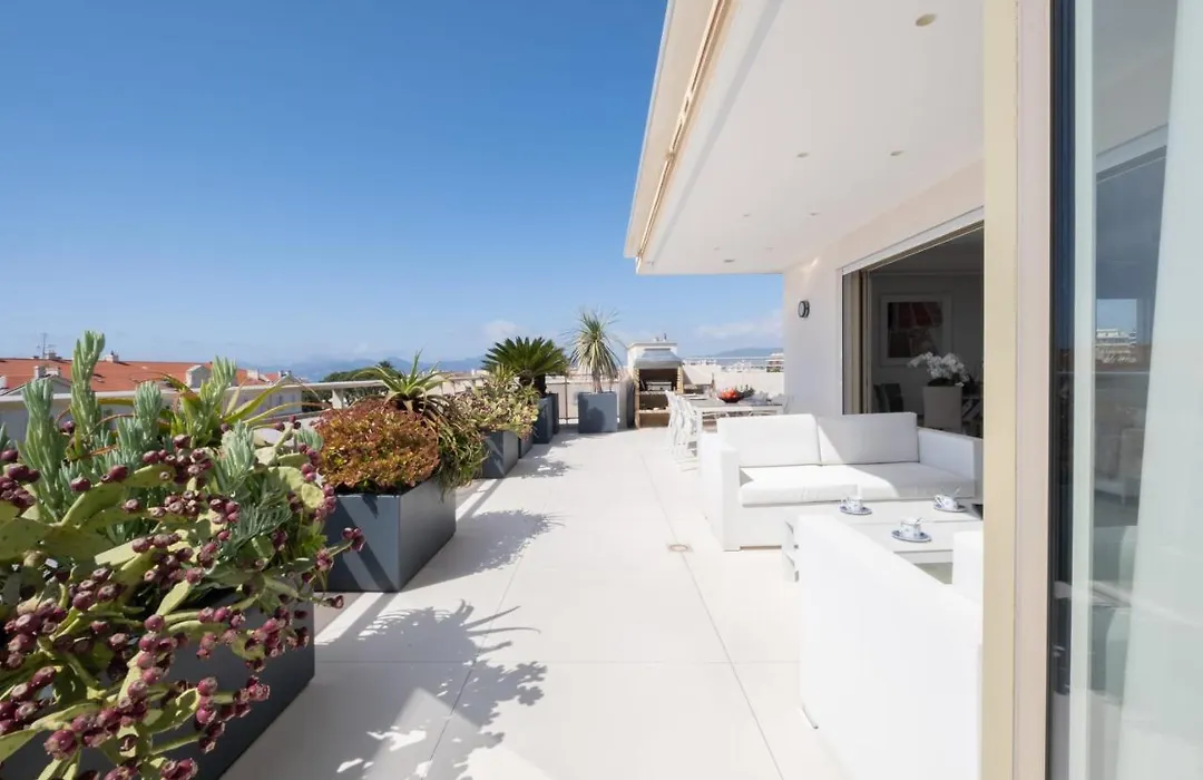 Serrendy Rare! Rooftop-Terrace With Sea View-1