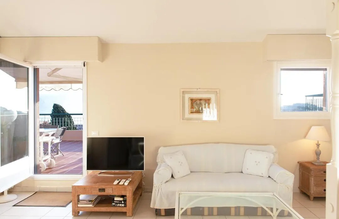Amazing Sea View Apartment With Private Close Parking-1