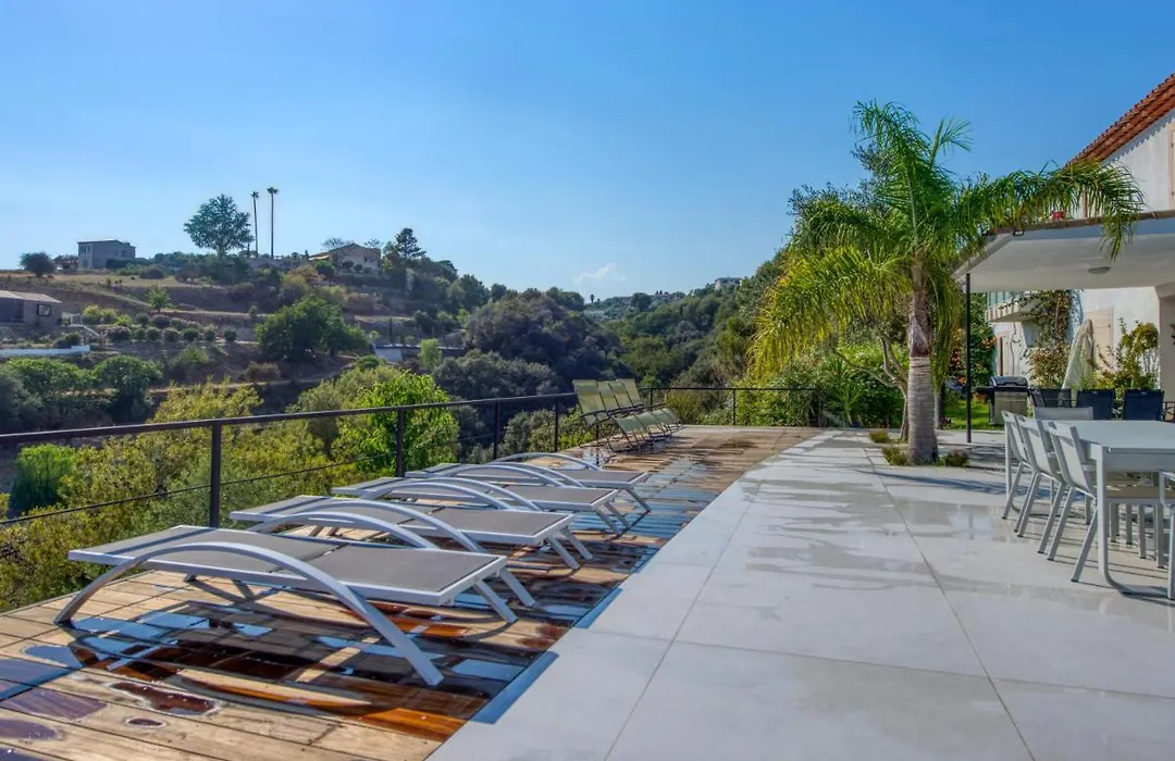 Wonderful And Quiet Villa With Large Garden And Pool In Nice - Welkeys-1