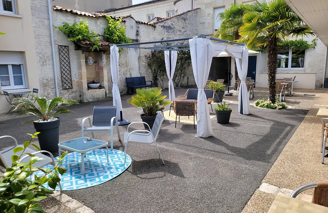 Cit'Hotel Le Cheval Blanc-1