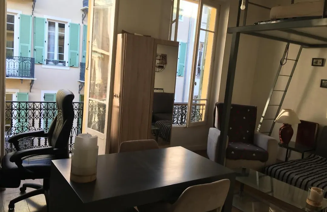 Studio En Centre Ville Dans Petite Guest House Balcon Couchage En Mezzanine 2 Personnes Cuisine Sdb-1