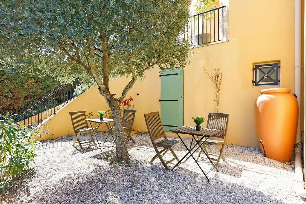 Studio tout confort avec parking et terrasse à Eze village-1