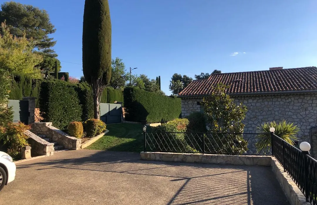 Discover A Luxurious Villa With A Stunning Pool And A Lush Garden , The Ultimate Escape For Rest And Relaxation-1
