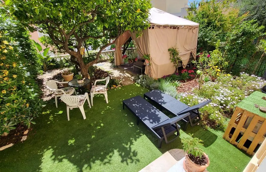 Super Flat, Garden. Bnbrickeys-1