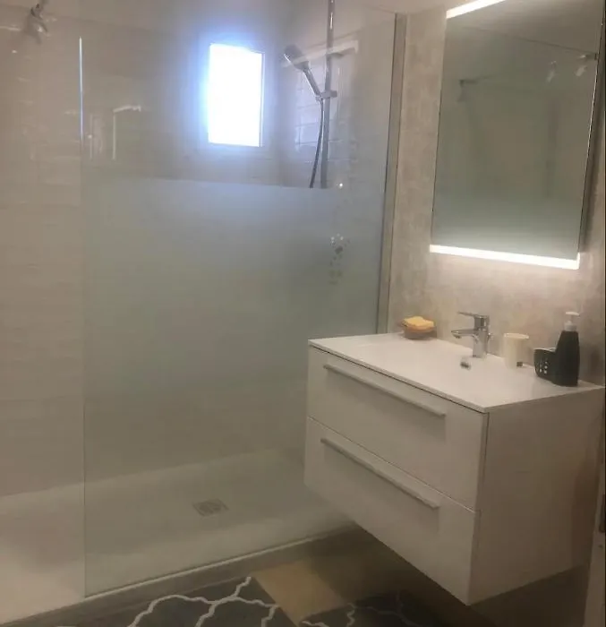 L'Hacienda, Haut de villa , une chambre avec salle de bain et toilettes WC privative-1