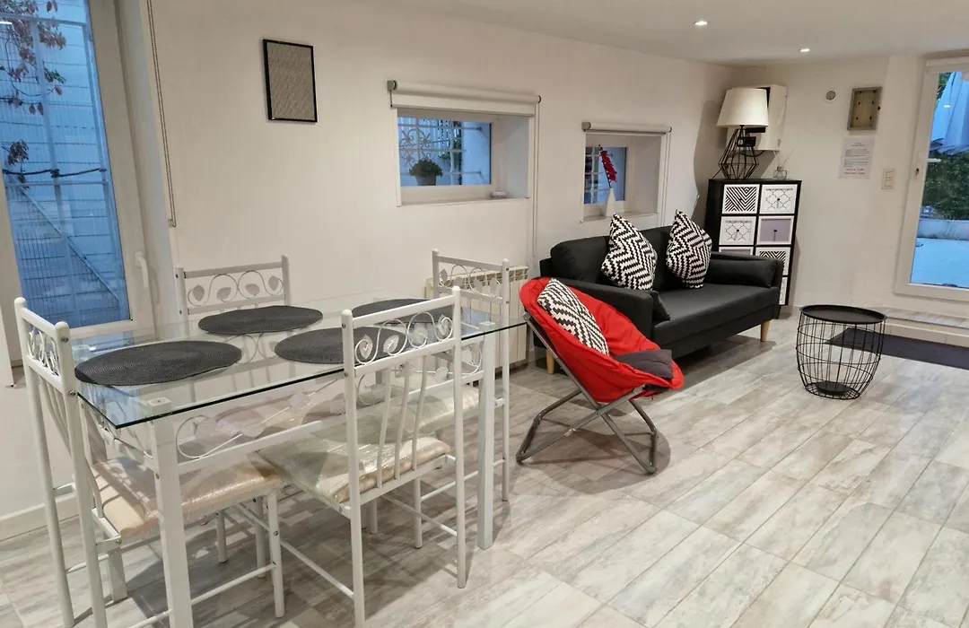 Appartement 50 M2 Dans Une Maison Privative Avec Terrasse Et Jardin Privee-1
