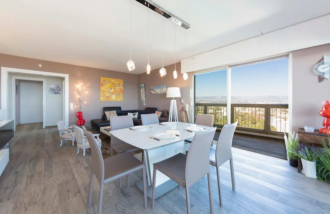 Le Chambord Stylish 2-Bedroom Apartment With Breathtaking View In Antibes!-1
