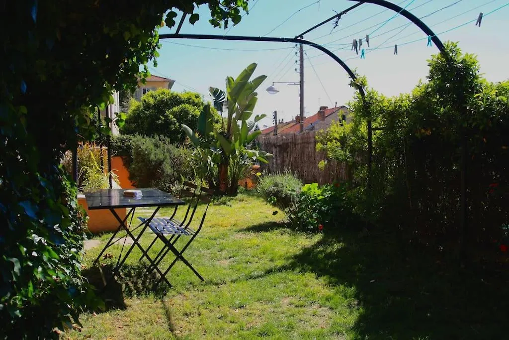 Maison Atypique Avec Jardin-1