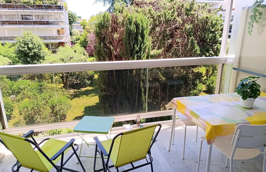 Logement Climatise A Juan Les Pins Dans Residence Avec Piscine-1