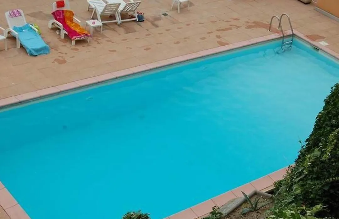Petit 3P Avec Terrasse, Piscine Et Garage - Fr-1-196-193-1