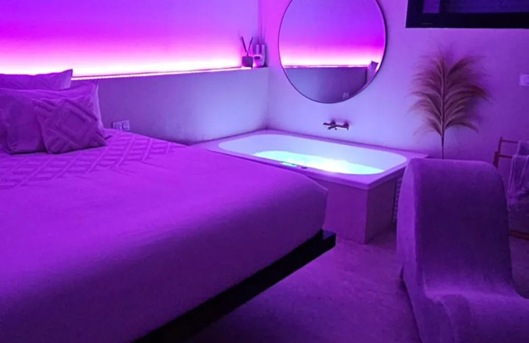 Le Clos des Délices - Love Room - Chambre avec spa, terrasse et parking privatif-1