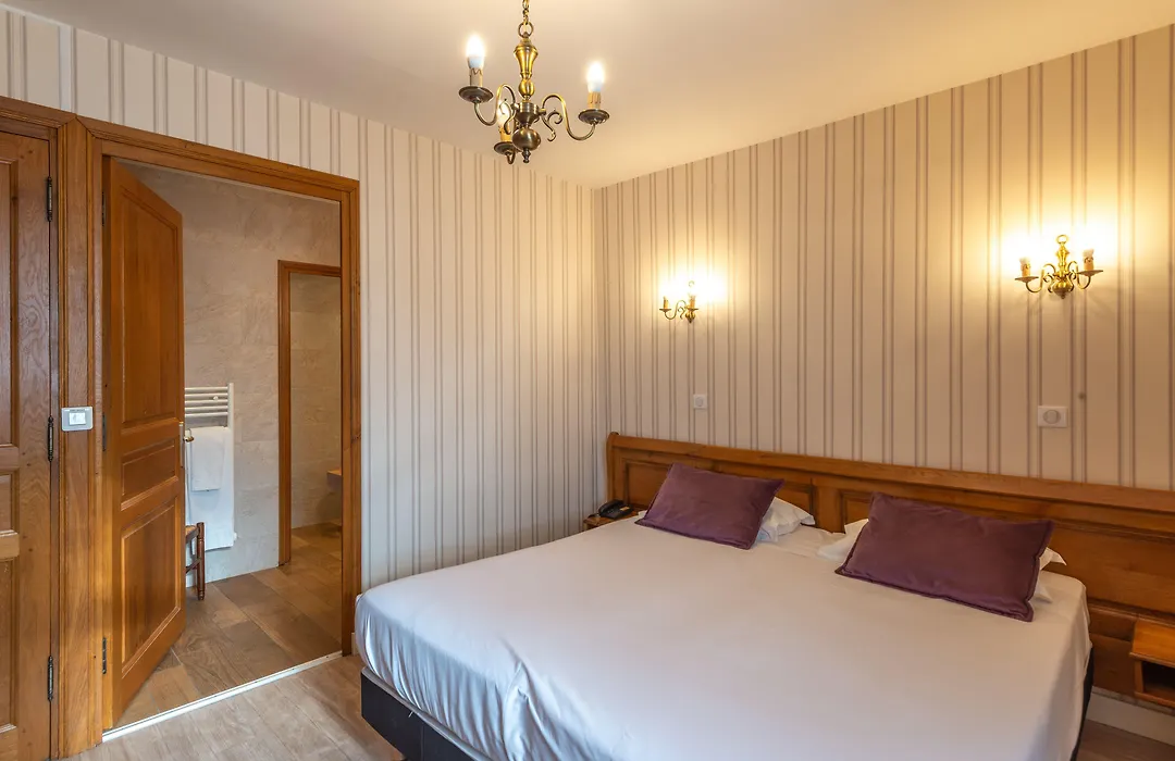 Logis Hotel De La Cloche-1