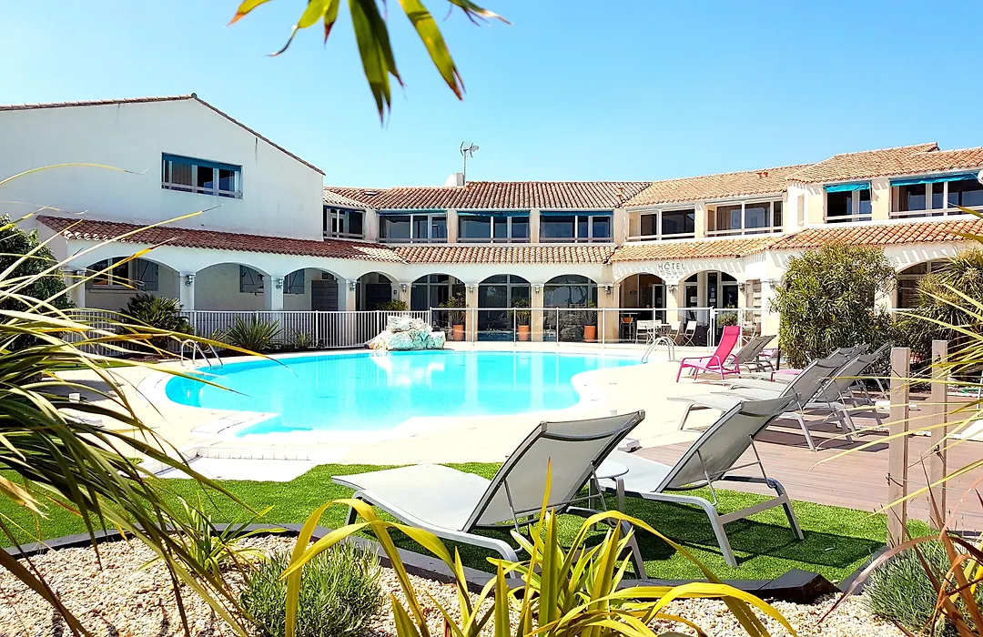 Hotel Restaurant Le Grand Large - Face A La Plage - Ile De Re-1