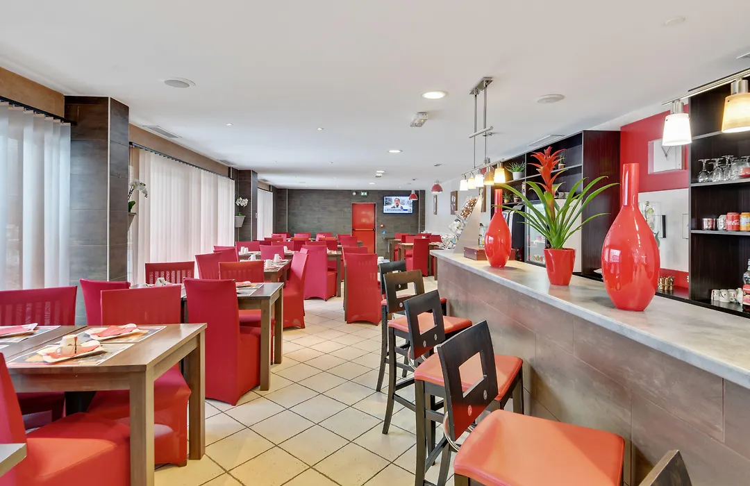 Hotel Paris Pacific: Metro-Adjacent Lodging Near Orly Airport-1