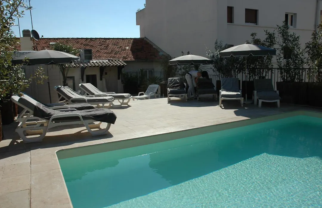 Brit Hotel Confort Le Revest Sainte-Maxime-1
