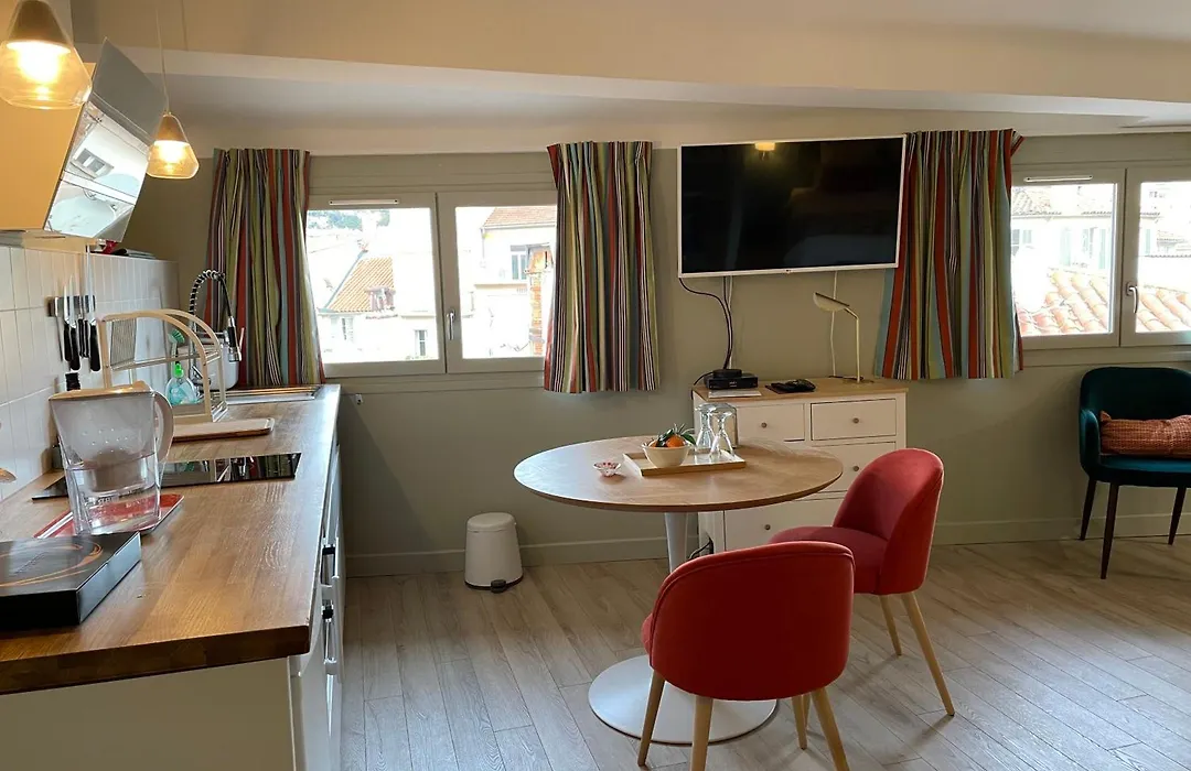 Au cœur du vieux Toulon au calme appartement rénové climatisé confortable étage élevé avec ascenseur proche parking et toutes commodités-1