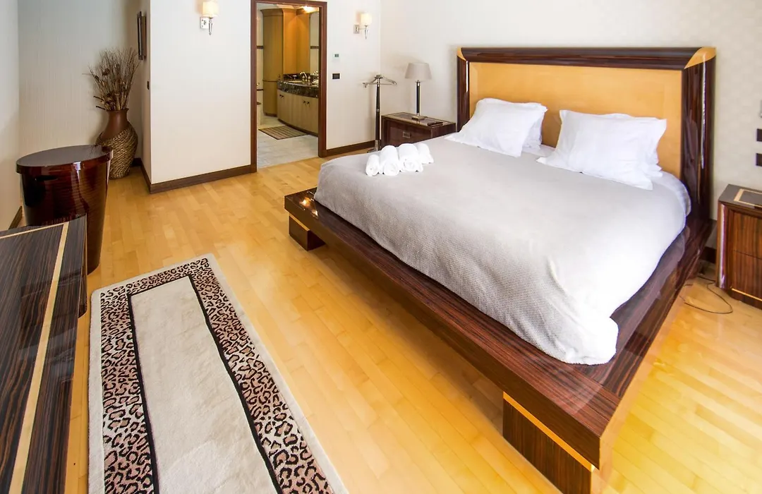 Stunning Villa With Large Pool, Billiard Room And Mini-Golf-1