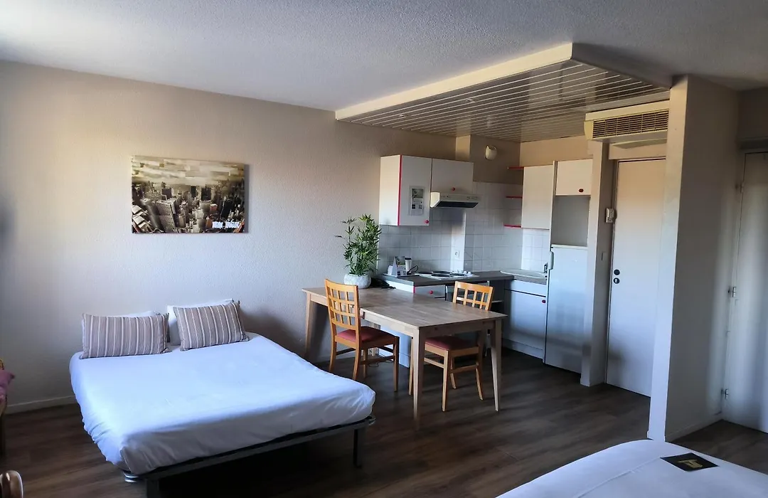 Kyriad Hotel Montpellier Centre Antigone-1