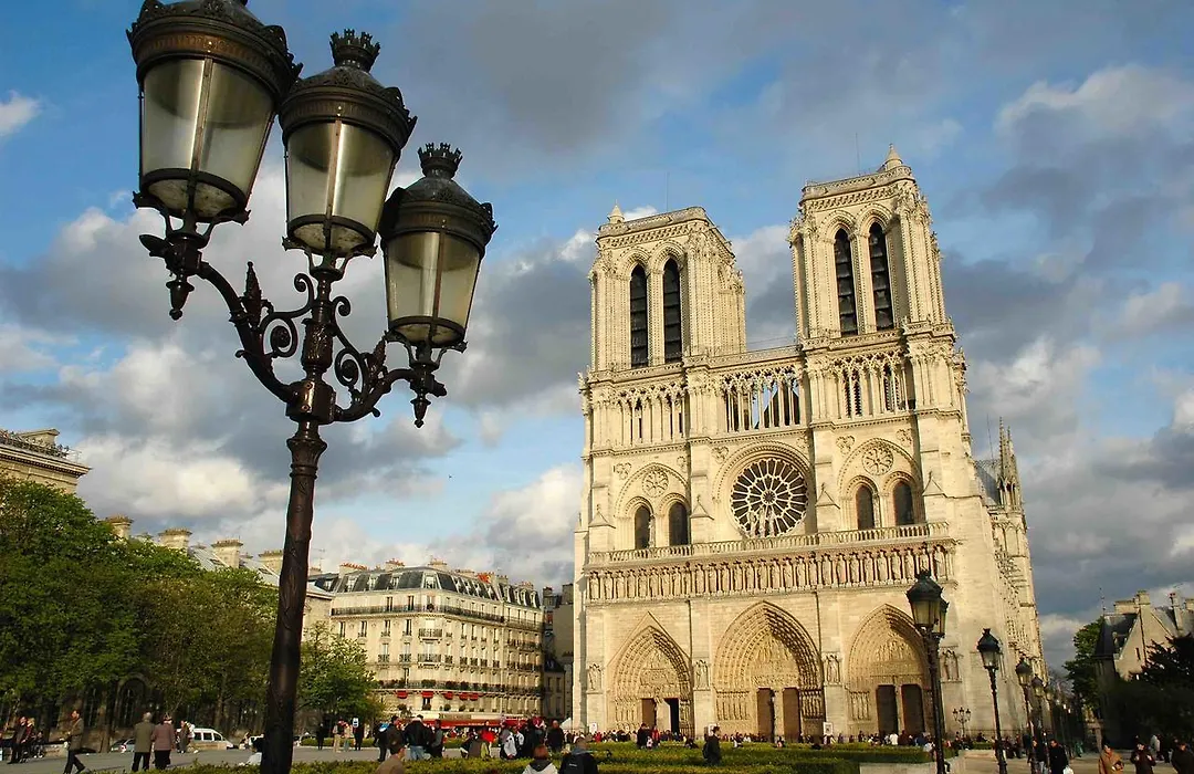 Notre Dame Paradis Latin-1
