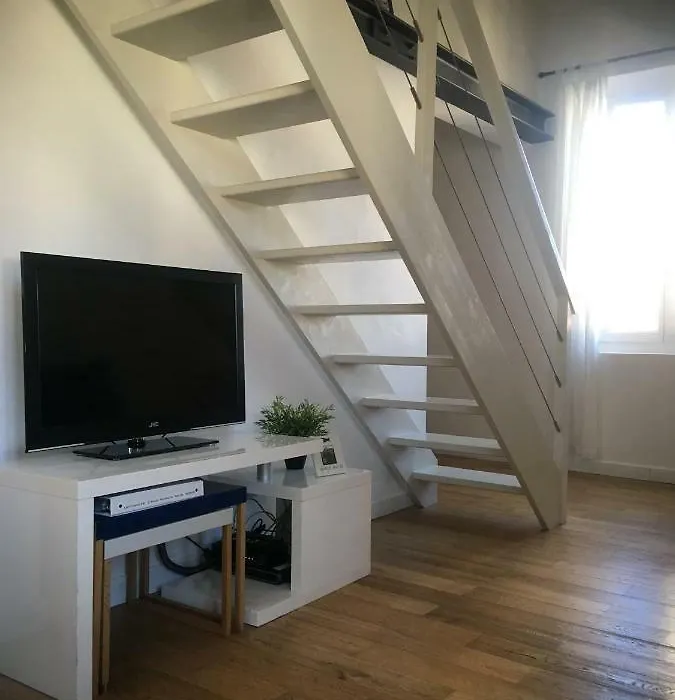 Charme Méditerranéen Votre pied à terre au Cœur du Port de Nice-1