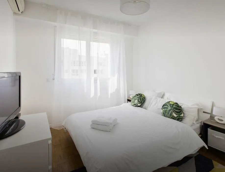 Stunning 2 Bed Flat Nice Front Of The Beach Seaview-1