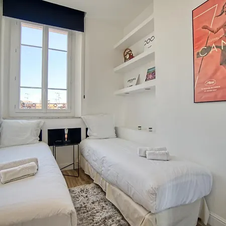 Superbe 3 Pieces Refait A Neuf Classe 4 Etoiles Avec Ascenseur Et Balcon A Pied De La Plage Et Du Palais Des Festivals-3