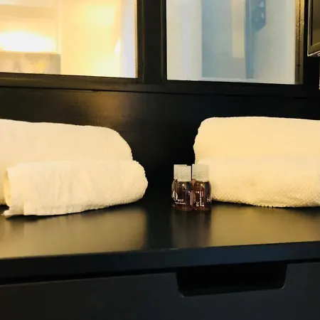 Beautiful Fully Renovated Centrally Located Studio-2