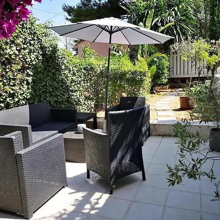Appartement 50 M2 Dans Une Maison Privative Avec Terrasse Et Jardin Privee-3