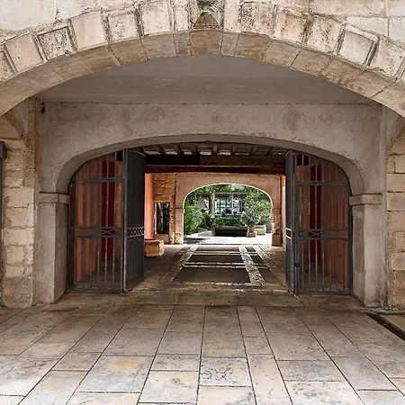 Maison Des Ambassadeurs-2