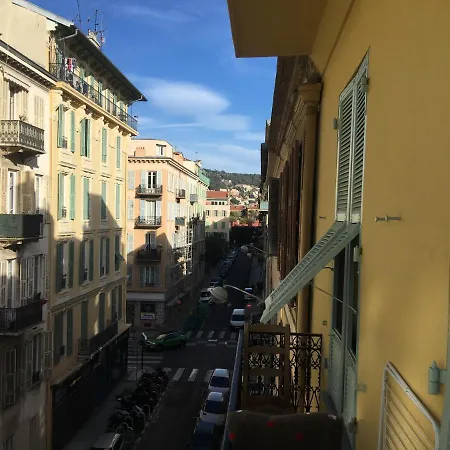 Studio En Centre Ville Dans Petite Guest House Balcon Couchage En Mezzanine 2 Personnes Cuisine Sdb-2